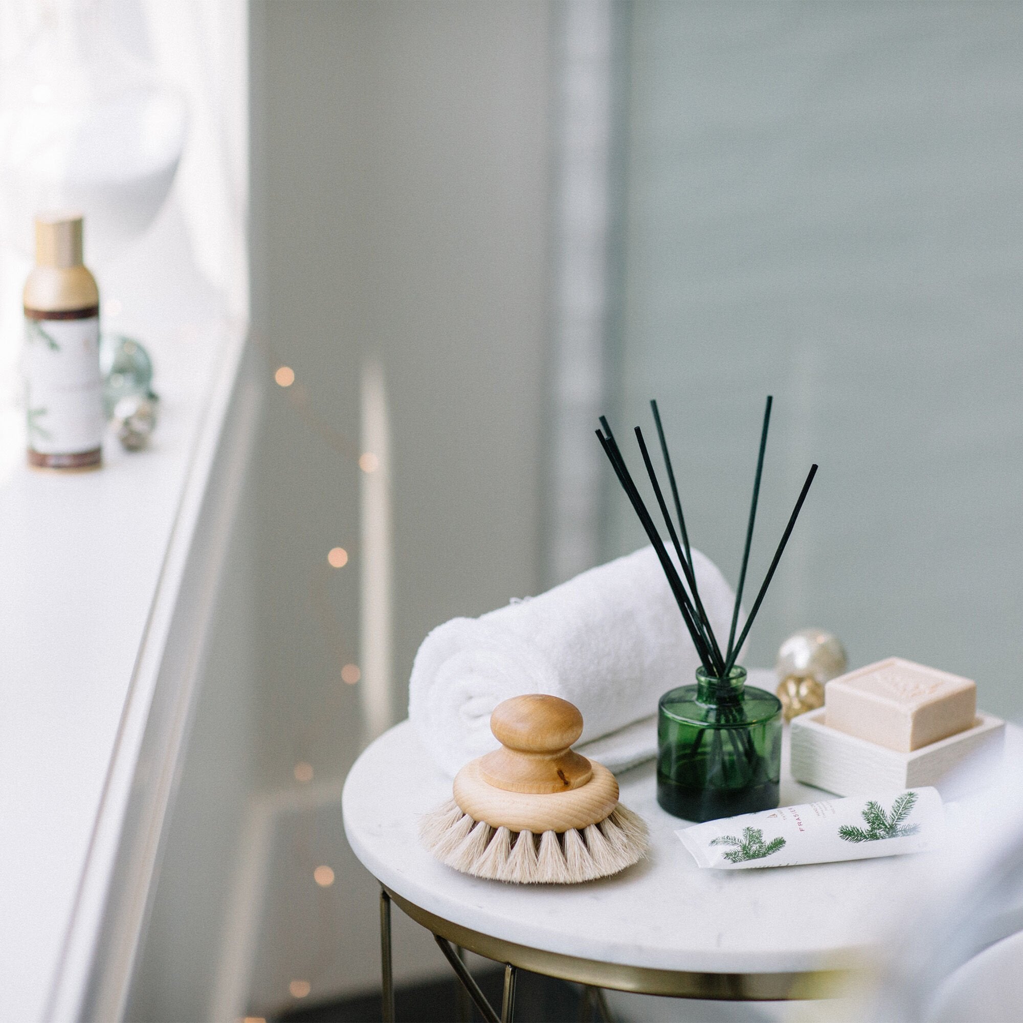 frasier-fir-petite-diffuser-green-2_e80d4724-dcc6-48c3-9c61-91e5d83b1155.jpg